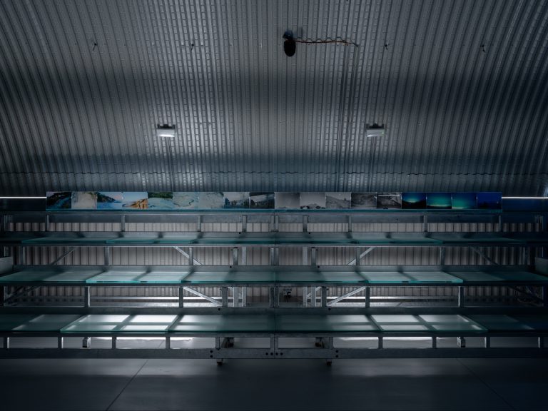 Nicoletta Grillo, Orizzonte, 2025 — installazione site specific, stampa a getto di inchiostro su plexiglass, pennarello su plexiglass