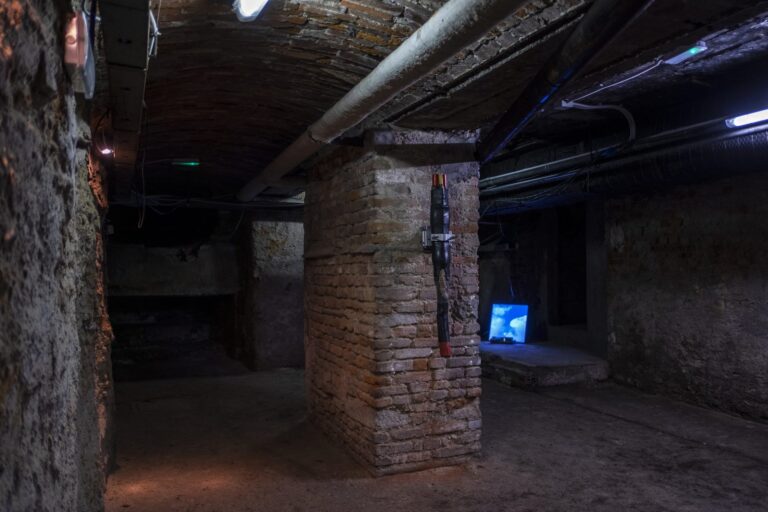 Daniel de Paula, power-flow, 2021 — fulgurite, cavo dati sottomarino, staffa di montaggio per antenna ad alta frequenza, fascette in alluminio