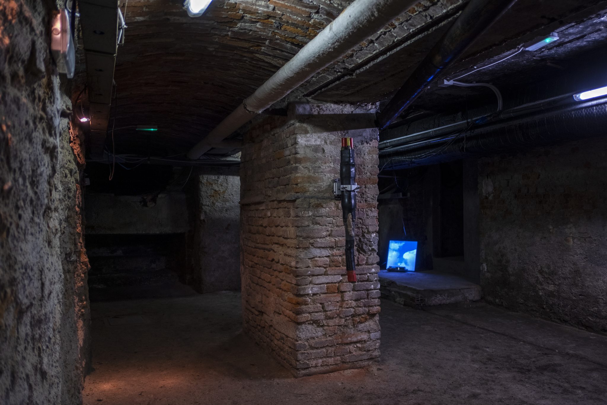 Daniel de Paula, power-flow, 2021 — fulgurite, cavo dati sottomarino, staffa di montaggio per antenna ad alta frequenza, fascette in alluminio