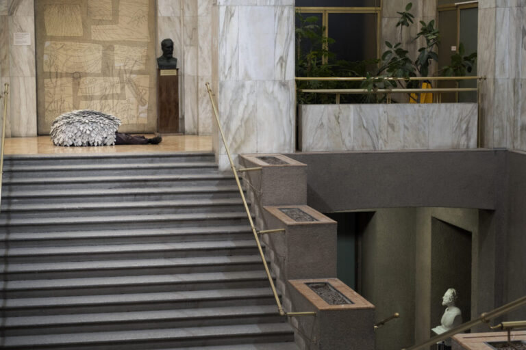 Andrea Di Lorenzo, Foglie di fico, 2021 — performance statica, cemento e ferro
