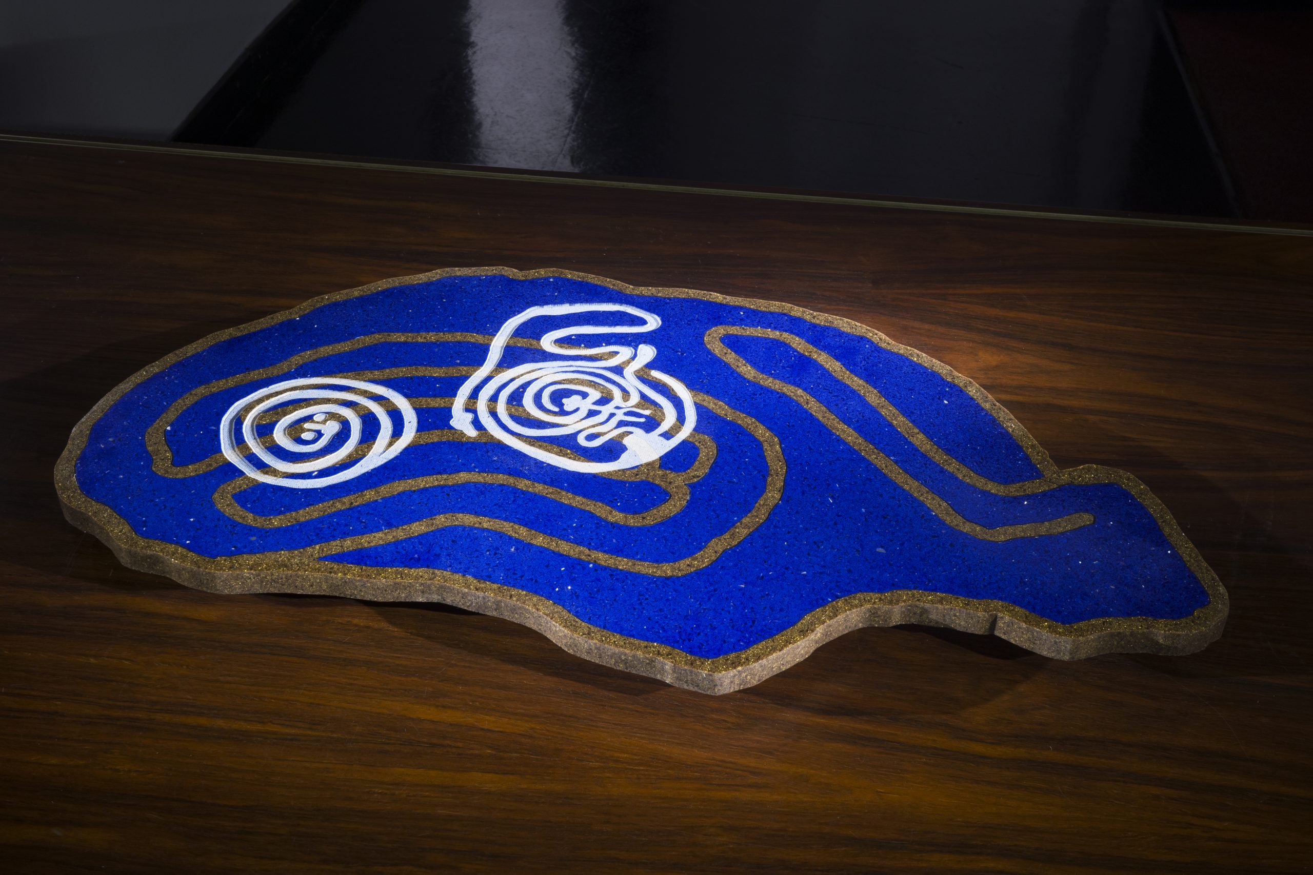 Caterina Morigi, Making Special, labirinti, 2022 — quarzo starlight sapphire, quarzo oro bruno, incisione e intarsio