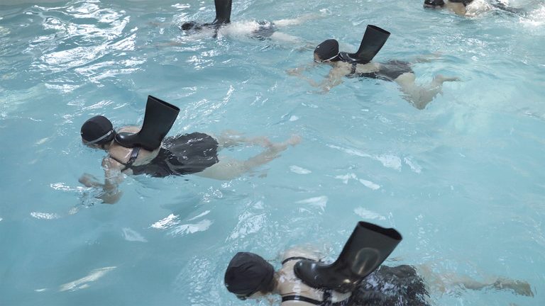 Ode de Kort, Tra le Righe, (nasce), 2026 — installazione video site-specific