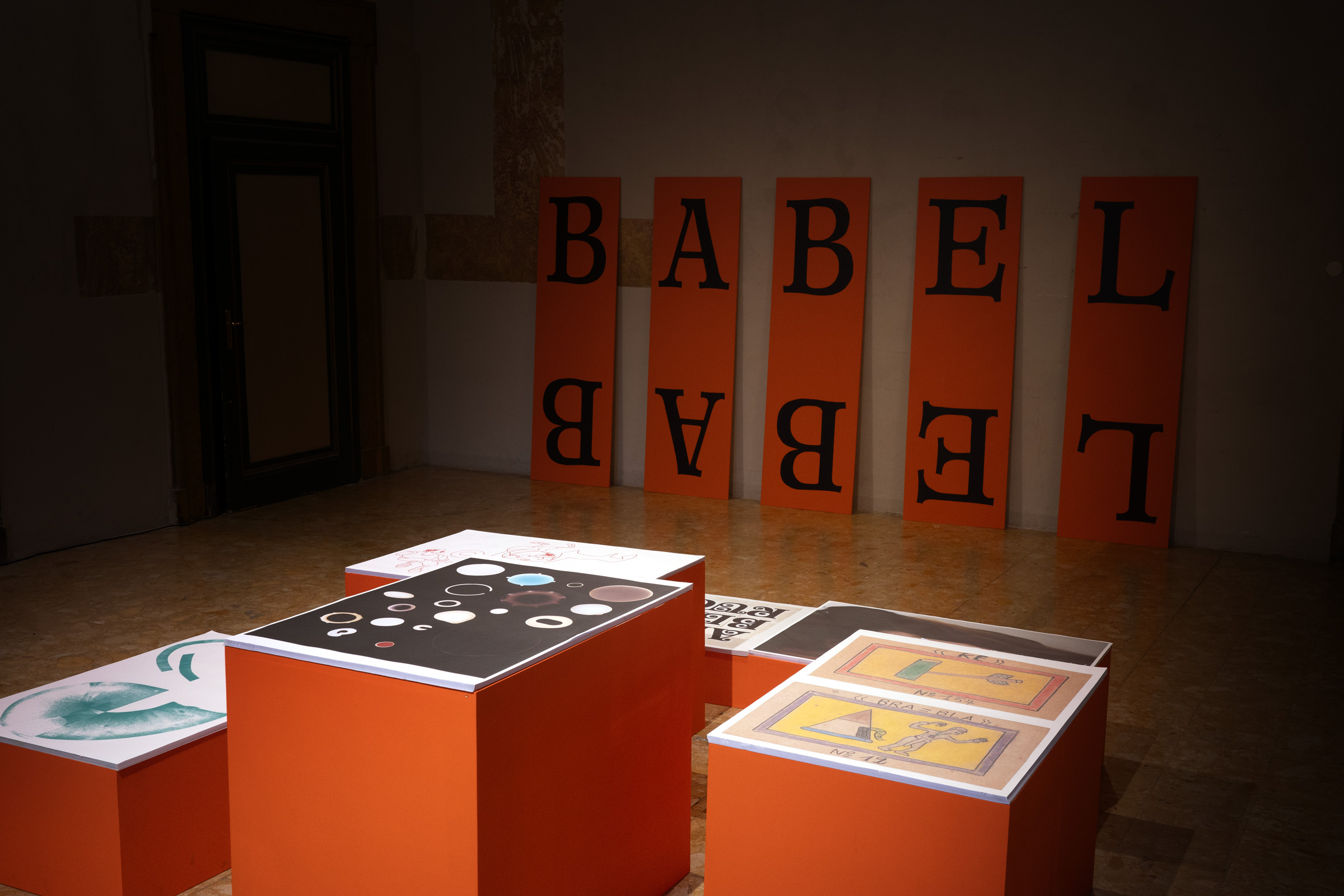 MacGuffin, The Letter, 2023 — installazione, 6 plinti di legno, poster