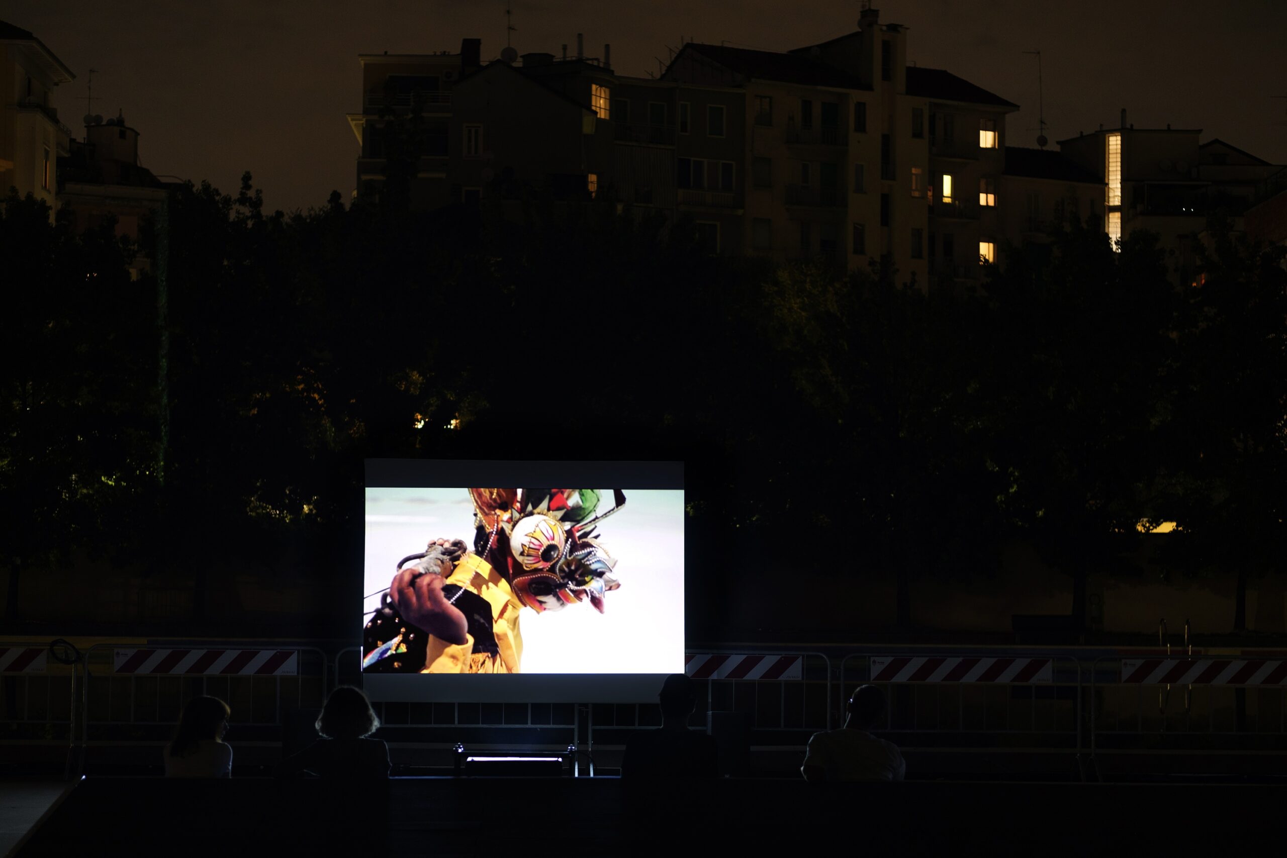 Enrique Ramirez, Un hombre que camina, 2011–2014 — video HD, colore, suono