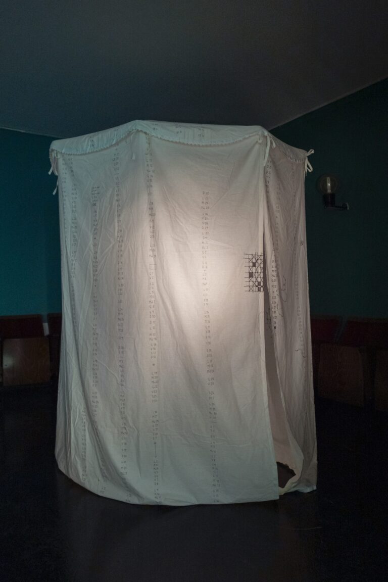 Letizia Cariello (LETIA), L’ombra mia mi ha fatto paura, 2001–2022 — ombrellone di bambù con cabina rivestita con lenzuolo e scrittura a inchiostro nero su piantana di ferro disegnata dall’artista