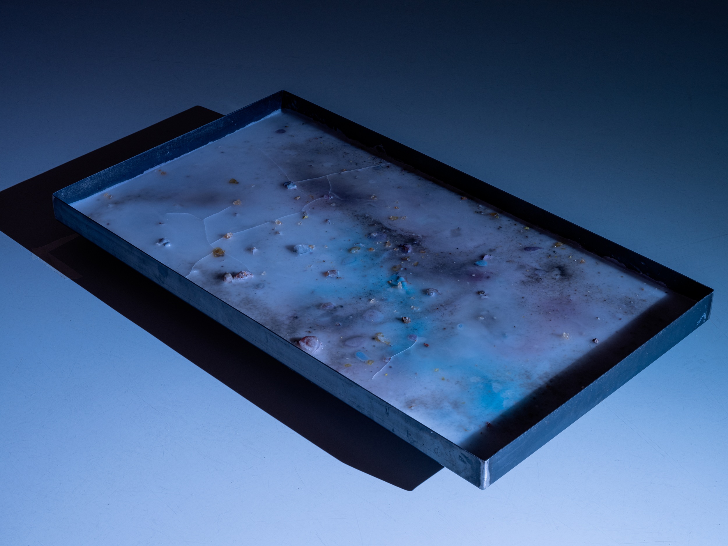 Natália Trejbalová, Travelling without moving, 2024 — paraffina, inchiostro acrilico e materiali vari, vasca di ferro