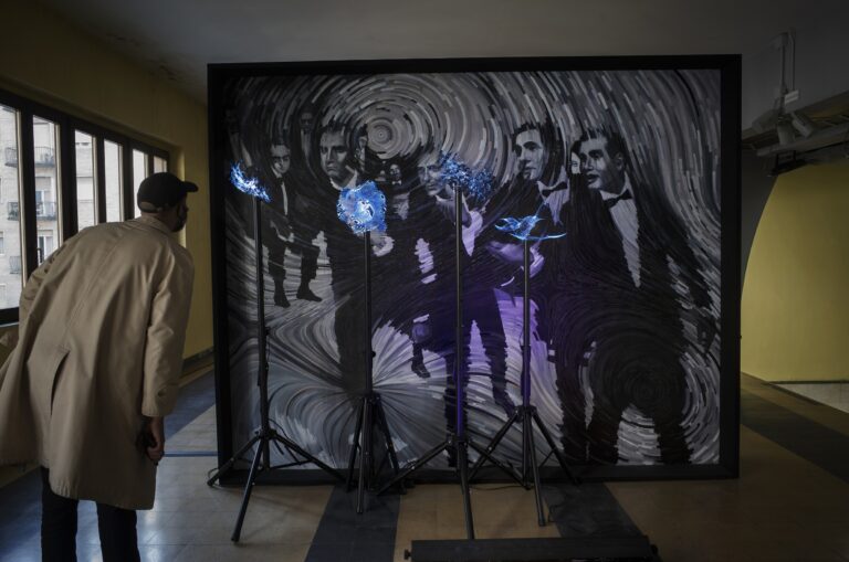 Giulio Frigo, Presentatori di presenza (Pulviscoli Eraclitei), 2020 — oil and phosphorescent tempera on panel, LED holograms, UV light