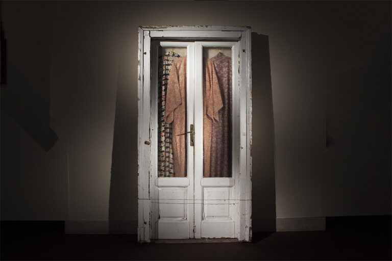 Bibi Yamamoto, Behind closed doors, 2016 — installazione composta da 3 kimono di seta appesi all'interno di una porta a vetri.