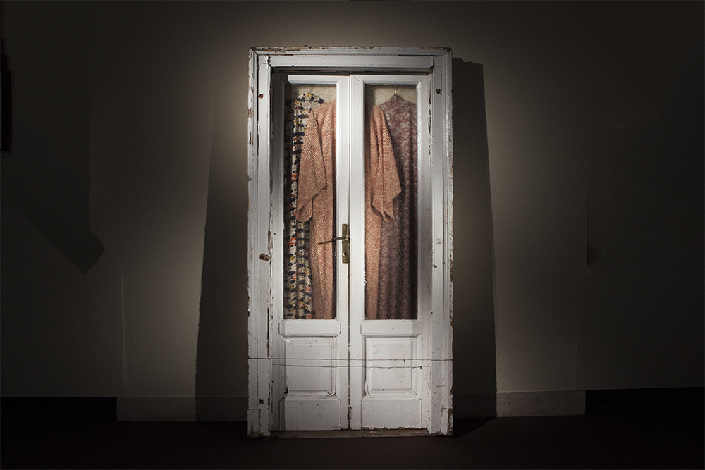 Bibi Yamamoto, Behind closed doors, 2016 — installazione composta da 3 kimono di seta appesi all'interno di una porta a vetri.
