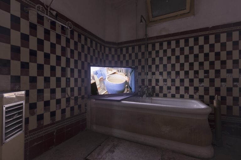 Ali Kazma, Studio Ceramist, 2007 — video HD from Obstructions series