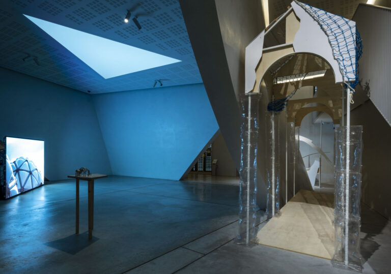 Ludovica Carbotta, Monowe (Tribunale), 2019 — Installazione complessa, dimensioni variabili, ferro, legno, pvc, petg, vernice, rete