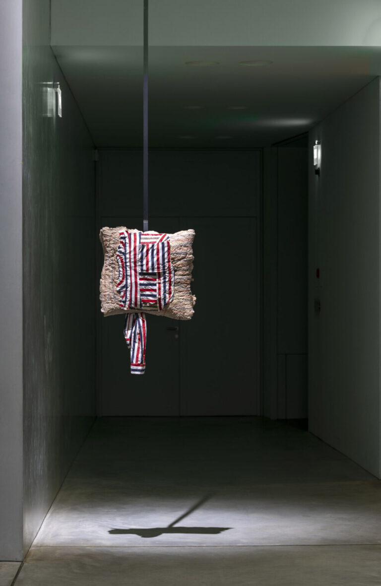 Luca Trevisani, (Don’t ) Try This at Home, 2018, 2021 — Serie di sculture in bioplastica a base di mais e fiori di jacaranda, camicia in cotone e bioplastica a base di patate, camicia in cotone